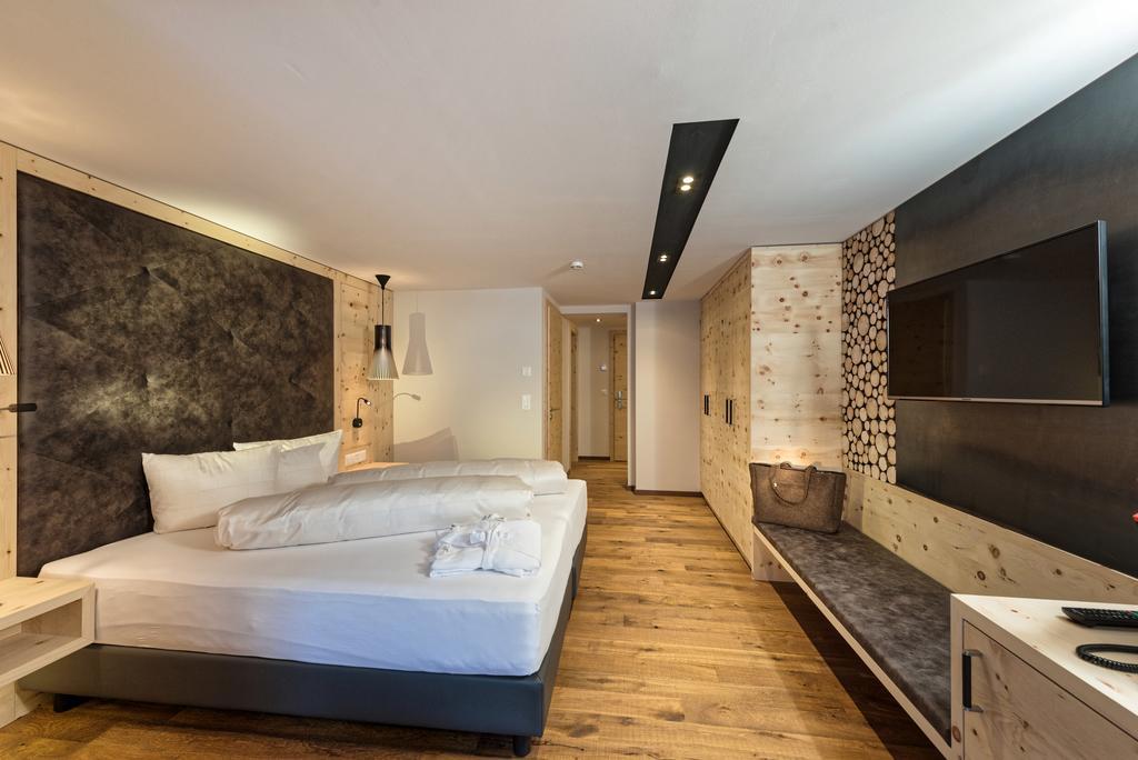 Hotel Des Alpes ザムナウン エクステリア 写真